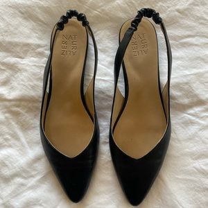 Like new Naturalizer sling back flats. Stylish and comfy. Size 10. Black.